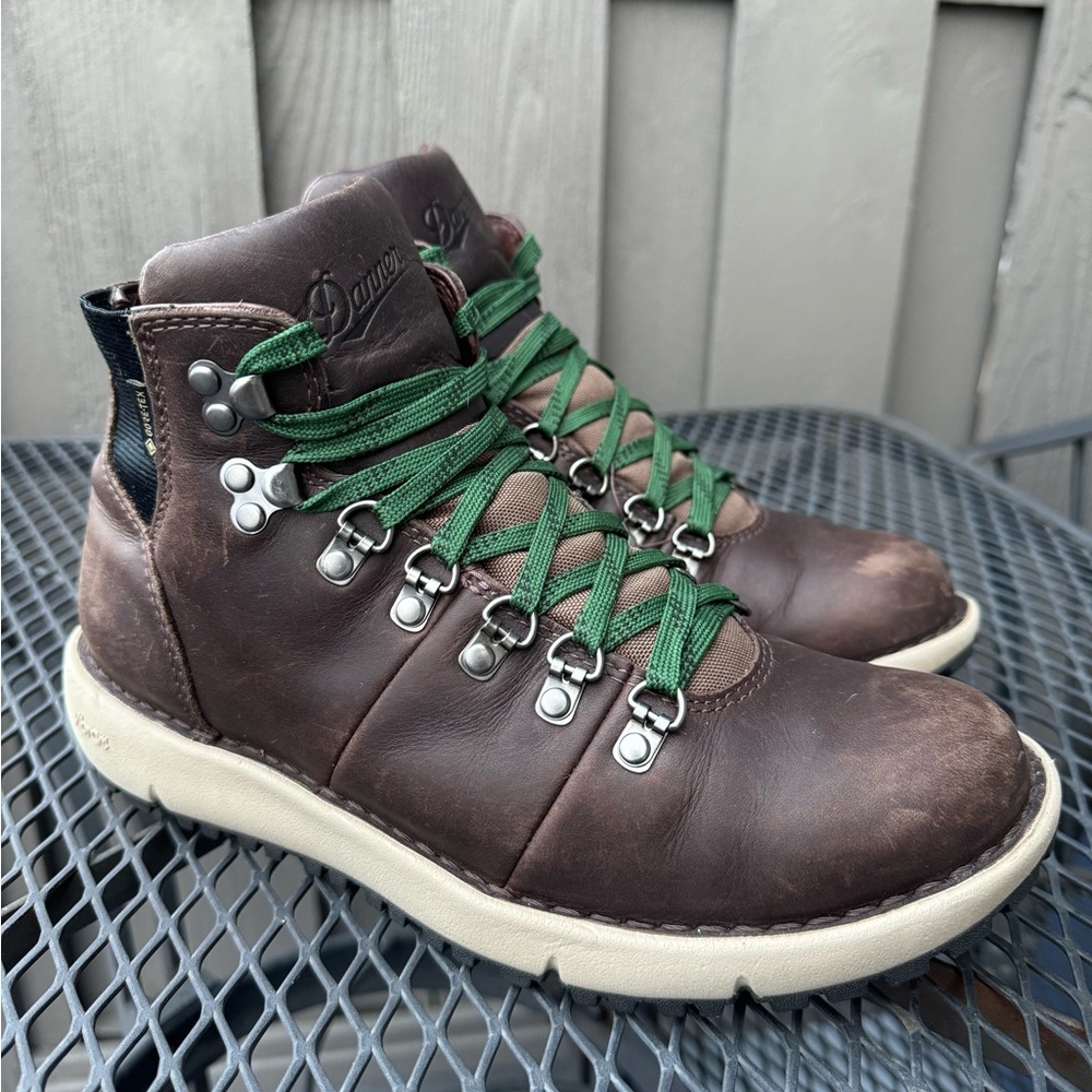 Leather Danner boots GoreTex waterproof w Vibram sole men’s size 7 women’s 8.5.